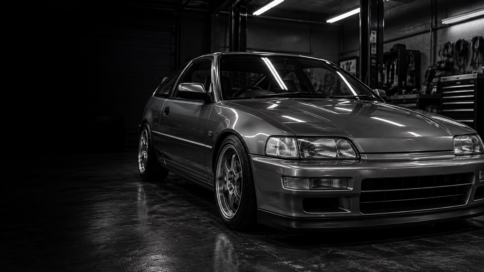 Carro grafite em uma garagem automotiva